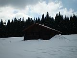 Zasněžená lovecká chata "Na Kubrnech" kousek od tisícovky Malý Bobík.