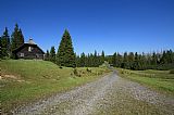 Roklanská chata a údolí Roklanského potoka na jihovýchodním úpatí Medvědí hory - J vrcholu.