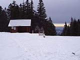 Blízko základů vyhořelé turistické chaty byl na vrcholu Můstku postaven malý přístřešek.