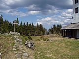 Vrchol Poledníku. V polovině vzdálenosti mezi vrcholem a Javoří slatí bude odbočovat nová přeshraniční stezka.