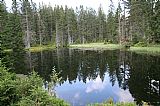 Jezírko na Hirschbachu, Jelením potoku, 200 m od české hranice, ležící v sedle mezi Poledníkem a Nad Latschensee, které sloužilo jako klausa, tedy rezervoár vody k plavení dřeva.