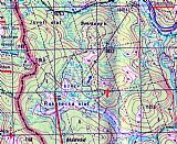 Foto z mapy KČT č. 65, Šumava Povydří. Modrá šipka označuje bod, který udává Průvodce po tisícimetrových vrcholech ČR jako Nad Latschensee - JV vrchol., červená pak pravděpodobné místo skutečného vrcholu, které je obkroužené čerchovanou 5m vrstevnicí.