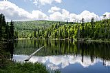 Překrásné jezero Laka na úpatí vrcholů Debrník a (částečně) Nad plesem.