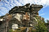 Nejvyšší - jižní skála ve skalní skupině Jakubova chýše na severozápadním svahu tisícovky Nad Rakouskou loukou.