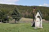 Hrobka a památník zemřelým na pozemku kostela ve Kvildě na úpatí Orla.