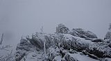 Zmrzlý a zasněžený vrchol Ostrého na přelomu roku.