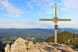 Nejvyšší vrchol (Velkého) Ostrého leží již na německém území. Pohled od vrcholového kříže směrem do Bavor.