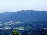 Pohled na Ostrý a Malý Ostrý z nejvyššího vrcholu celé Šumavy a Bavorského lesa - Velkého Javoru (Grosser Arber).
