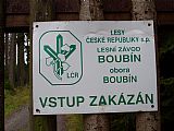 Hranice Boubínské obory nedovolují dosažení Palečkovského vrchu.
