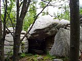 Značená turistická cesta KČT prochází pod vrcholem Perníku mohutnými skalními bloky, ale na vlastní vrchol nevede.
