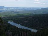 Pohled na Plešné jezero a okolí lipenského jezera od Stifterova pomníku na úbočí Plechého.