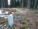Pohled od geodetického bodu ke skalce ležící na okraji vrcholové plošiny tisícovky Polecký vrch.