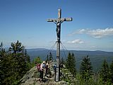 Pohled z vrcholu Velkého Roklanu (1453 m) na sever. Zcela vpravo tisícovka Poledník z rozhlednou.