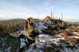 Výrazný skalní hřebínek mezi Poledníkem a Skalkou, který může být vedlejším vrcholem Poledníku.