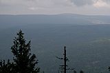 Teleobjektivem přiblížený vrchol Poledníku z bavorského Velkého Roklanu.
