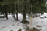 Boží muka s kamenným podstavcem z roku 1866 v sedle mezi Přilbou a Přilbou - S vrcholem na křížovatce vimperské silnice s hřebenovou cestou mezi oběma vrcholy.