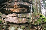 Nápis vytesaný na jedné ze skalek u východního sedla tisícovky Skalky. Snad připomínka návštěvy lesníka Friedricha Judeicha (1828 – 1894)?