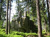 Pověstné Slunovratové kameny či Pohanské kameny nebo též Homole ležící na západním okraji hřbetu tisícovky Skalnatý hřbet.