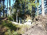 Vrcholová část tisícovky Skalnatý hřbet je tvořena skupinou skalisek a balvanů se změtí vývratů, mlaziny i stromů.