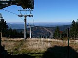 Lanovka z Hochfichtu na Smrčinu. V pozadí Zwieselberg (1163 m) se sjezdovkami.