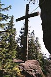 Dřevěný kříž na vyhlídce na rakouské straně hranice pod vrcholem Smrčiny.