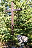 Vrchol tisícovky Smrčina - S vrchol je osazen pěkným vrcholovým křížem a dřevěnou tabulkou.