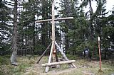Nový dřevěný kříž byl na vrcholu Sokola postaven v červenci 2011.