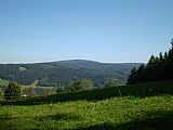 Pohled z Klostermannovy vyhlídky těsně pod Sedelským vrchem (926 m) nedaleko tisícovky Spálený na jihovýchod.