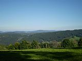 Pohled z Klostermannovy vyhlídky těsně pod Sedelským vrchem (926 m) nedaleko tisícovky Spálený na východ.