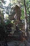 Špičák - výrazná izolovaná skalka na vrcholové plošině, cca 40 m od geodetického bodu.