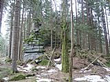 Výrazná izolovaná skalka na vrcholové plošině Špičáku se nachází v českém vnitrozemí, cca 40 m od geodetického bodu. Nejvyšší vrchol celého masivu se nachází cca 450 m JZ v Německu.
