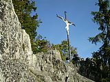 Vrcholový kříž na Stožecké skále (975 m) ležící 900 m JZ od vrcholu tisícovky Stožec.