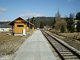 Nově vybudovaná železniční zastávka ve stanici Stožec pod stejnojmenným vrcholem tisícovky Stožec.