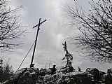 Kovový kříž na Stožecké skále (974 m) ležící na J skalním výchozu nedaleko Stožecké kaple.