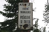 Lehce poškozená státní triangulace na vrcholu Stráže.