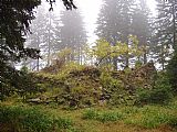 Rozvaliny Juránkovy chaty na vrcholu Svarohu.