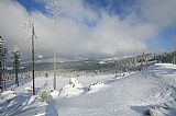 Na hřebenovce mezi Velkým Kokrháčem a Svarohem - pohled k severovýchodu do údolí Úhlavy.