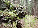 Na vrcholu Světlé hory je podélný skalní útvar, vysoký asi 4 metry a dlouhý 40 metrů. Geodetický bod je 100 m od skály v lesním průseku.