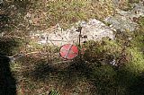 Na vrcholu Tetřeva jsou mimo červenobílé tyče celkem tři kovové geodetické body: těsně u tyče, která je asi 6 m od nejvyššího místa hory je plochý bod.