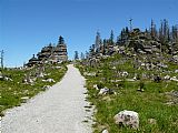 Kaple a kříž na vrcholu Hochstein (1332 m) v sousedství Třístoličníku.