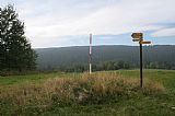 Vrchol U českých chalup leží na pastvině asi 500 m od Nových Hutí.
