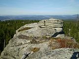 Nejvyšší bod tisícovky V pařezí. Vlevo dole je vidět kus kmene, usnadňující přístup na vrchol skaliska.