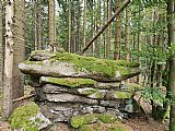 Skalka (s menší kamennou mohylkou) na vrcholu Václavova hora.
