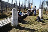 Zabílená třetí strana trojbokého hraničního kamene v Markflecklu na úbočí Velké Mokrůvky, skrývající erb knížat z Lambergu, biskupů v Pasově. Vpravo kámen z r. 1844.