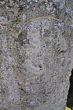Detail severovýchodní plochy tříbokého hraničního kamene z r. 1772 (Wappenstein) z Markflecklu v sedle mezi Luzným a Velkou Mokrůvkou. Zobrazuje erb knížat z Lambergu, kteří působili jako biskupové v Pasově. Je jasně patrný obraz dvou psů (viz srovnání s 