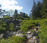 Hraniční mezník mezi vrcholovými skalkami na Velkém Kokrháči.