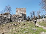 Zřícenina hradu ze 13. století s vyhlídkovou věží na vrcholu tisícovky Vítkův kámen.