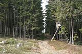 Asi 200 m pod Výškou - V vrcholem je stále na průsekové červeně značené cestě posed, nyní renovovaný.