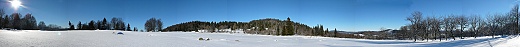 Kruhové panorama z místa ležícího přibližně 1 km jižně od Žlebského kopce. Vrchol dominuje uprostřed snímku.