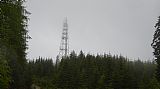 Při stoupání na Žlíbský vrch nelze přehlédnout vysílací věž.